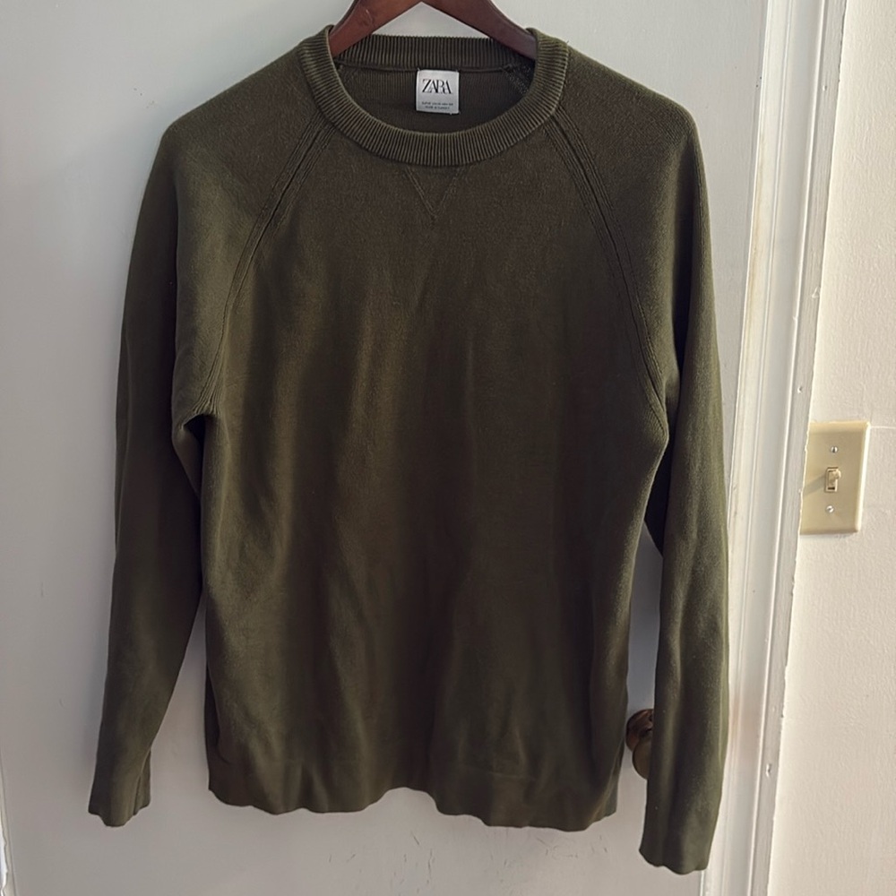 Men’s green crewneck Zara sweater
